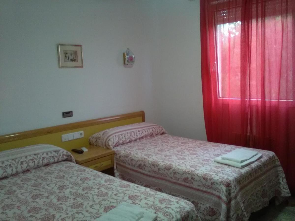 Hostal Restaurante El Cazador Nuévalos Екстериор снимка